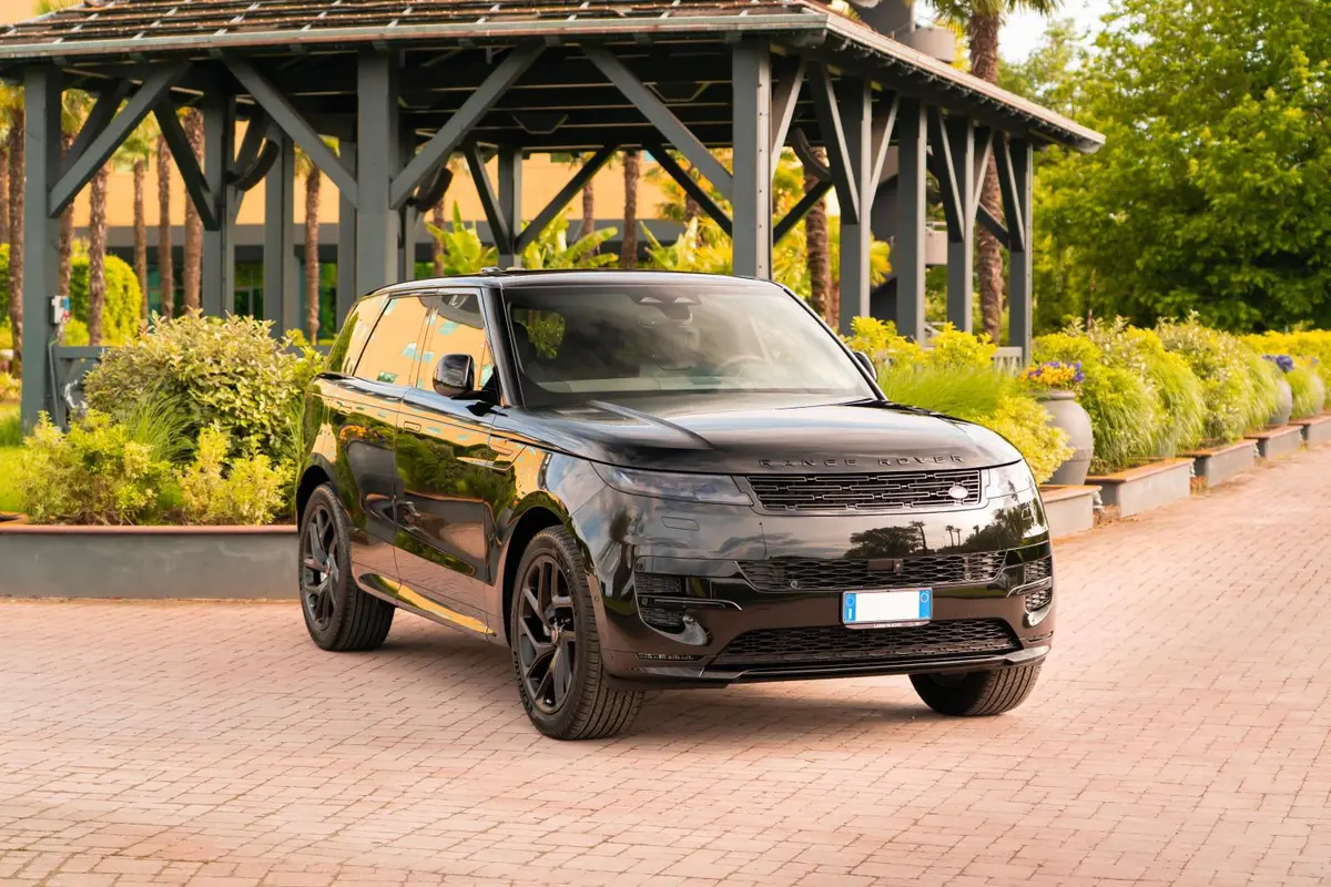 Land Rover Range Rover Sport Dynamic SE 2025, vue arrière — Nice Super Car Rental, Nice. Le Range Rover Sport Dynamic SE 2025 associe une carrosserie SUV cinq places à un moteur…