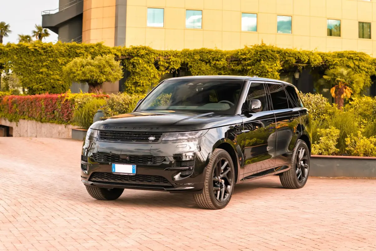Land Rover Range Rover Sport Dynamic SE 2025 — Nice Super Car Rental, Nice. Le Range Rover Sport Dynamic SE 2025 associe une carrosserie SUV cinq places à un moteur…