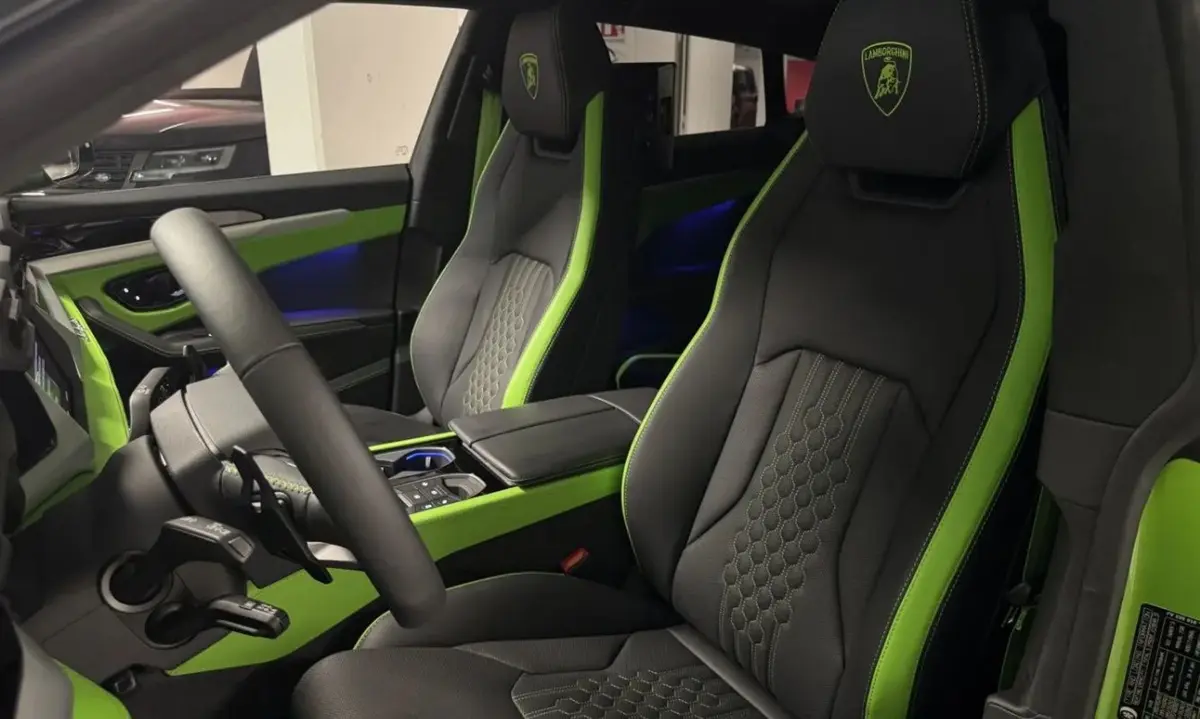 Land Rover Range Rover Sport Dynamic SE 2025, intérieur — Nice Super Car Rental, Nice. Le Range Rover Sport Dynamic SE 2025 associe une carrosserie SUV cinq places à un moteur…