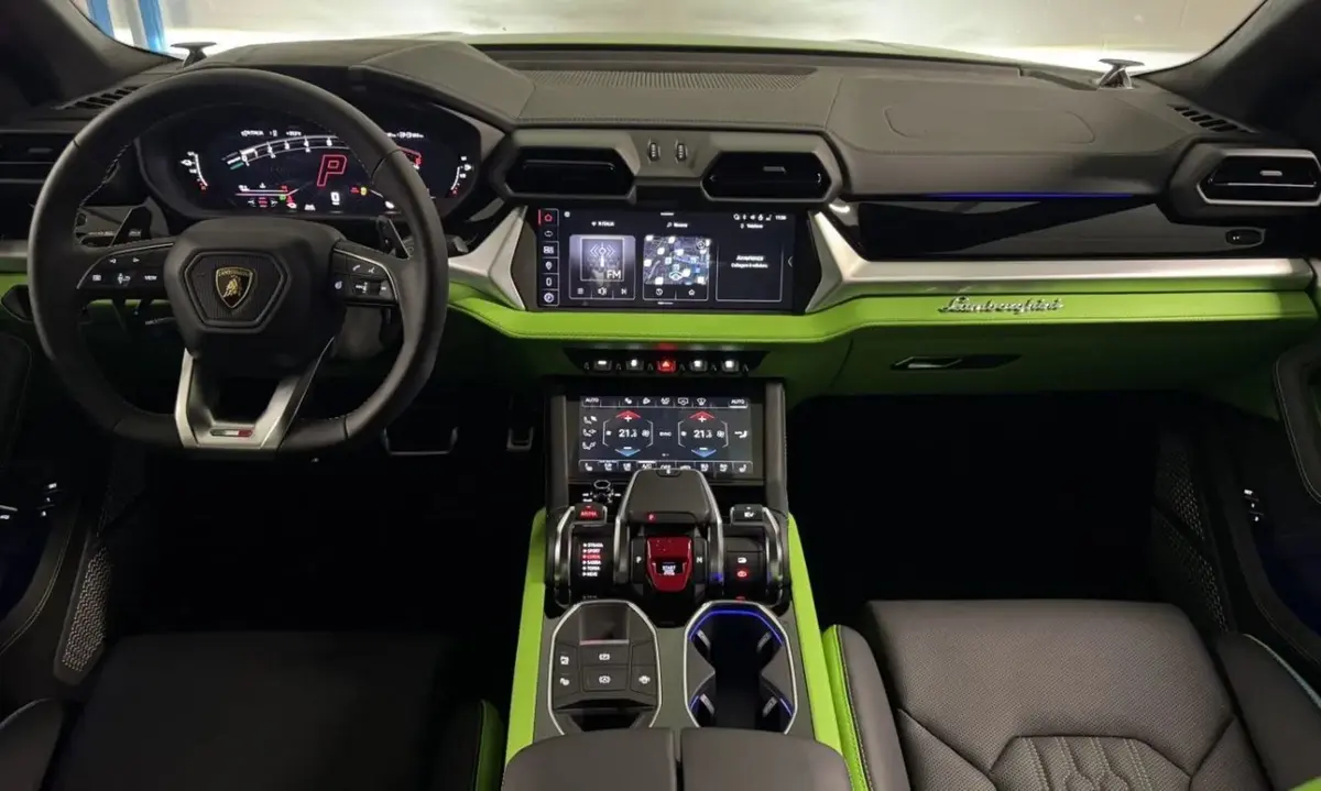 Land Rover Range Rover Sport Dynamic SE 2025, tableau de bord — Nice Super Car Rental, Nice. Le Range Rover Sport Dynamic SE 2025 associe une carrosserie SUV cinq places à un moteur…
