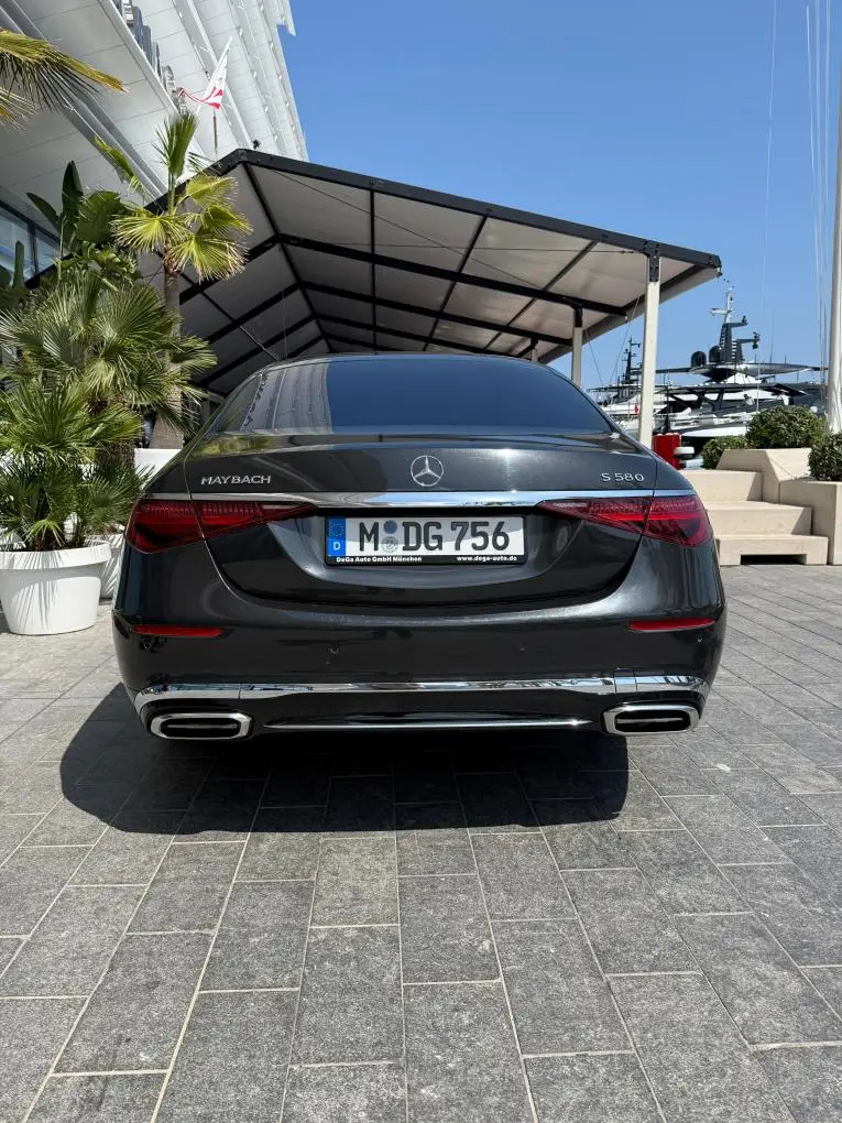 Maybach S580 2023, extérieur — Nice Super Car Rental, Nice. La Maybach S580 s'adresse à une clientèle qui recherche le silence et l'espace plutôt que…