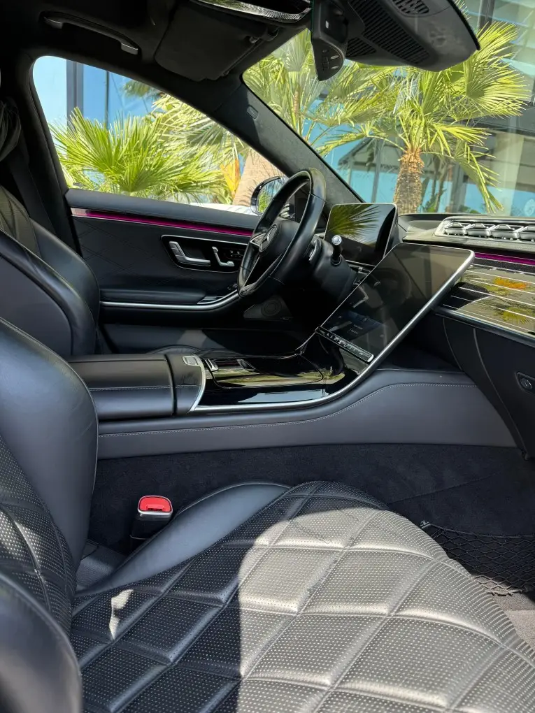 Maybach S580 2023, vue avant — Nice Super Car Rental, Nice. La Maybach S580 s'adresse à une clientèle qui recherche le silence et l'espace plutôt que…