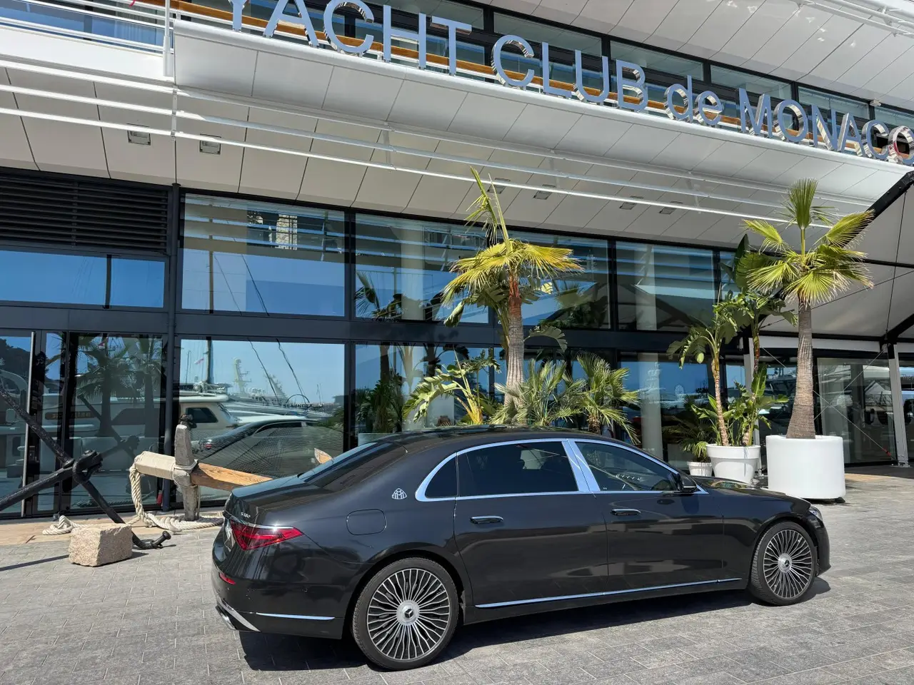 Maybach S580 2023, vue arrière — Nice Super Car Rental, Nice. La Maybach S580 s'adresse à une clientèle qui recherche le silence et l'espace plutôt que…