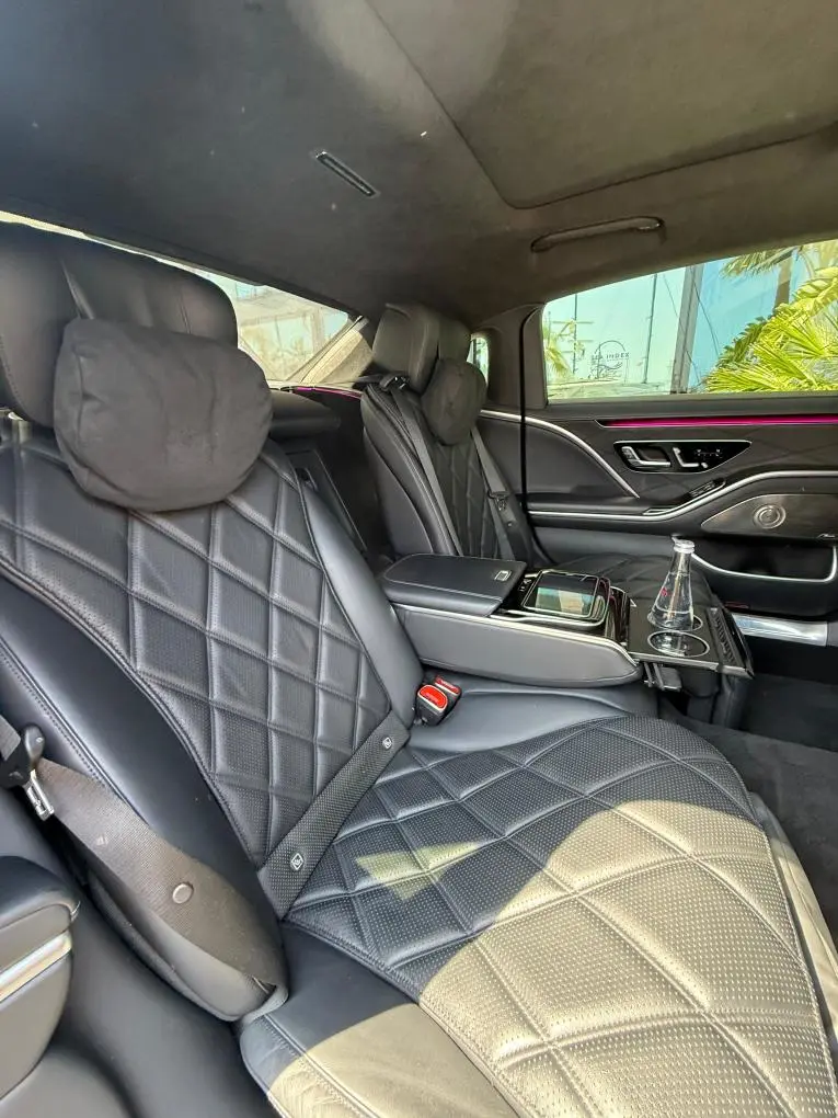 Maybach S580 2023, intérieur — Nice Super Car Rental, Nice. La Maybach S580 s'adresse à une clientèle qui recherche le silence et l'espace plutôt que…