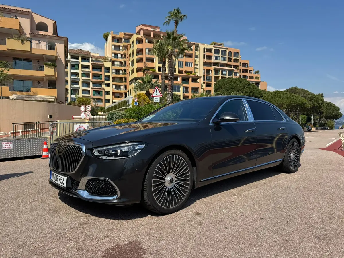 Maybach S580 2023, tableau de bord — Nice Super Car Rental, Nice. La Maybach S580 s'adresse à une clientèle qui recherche le silence et l'espace plutôt que…