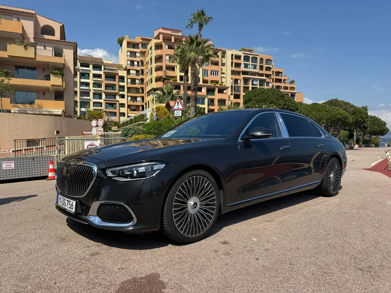 Maybach S580 2023, tableau de bord — Nice Super Car Rental, Nice. La Maybach S580 s'adresse à une clientèle qui recherche le silence et l'espace plutôt que…