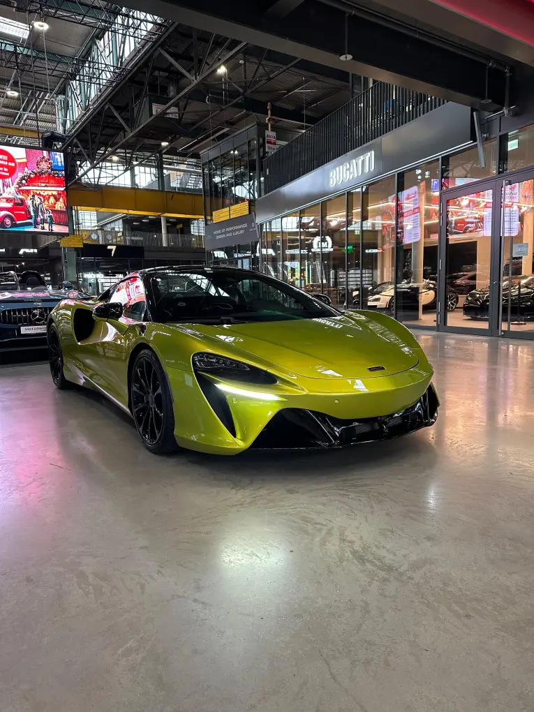 McLaren Artura Spider 2024, вид спереди — Nice Super Car Rental, Ницца. McLaren Artura Spider 2024 года — открытый двухместный спорткар с отдачей 671 л.с. Такая…
