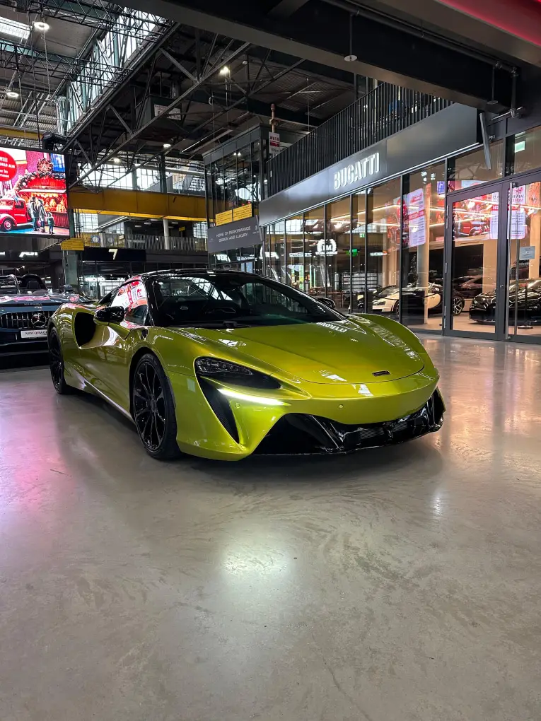 McLaren Artura Spider 2024, вид спереди — Nice Super Car Rental, Ницца. McLaren Artura Spider 2024 года — открытый двухместный спорткар с отдачей 671 л.с. Такая…