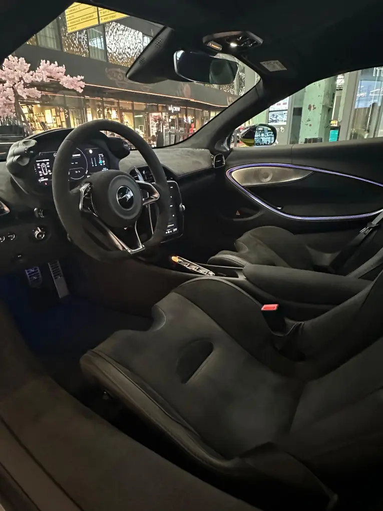 McLaren Artura Spider 2024, приборная панель — Nice Super Car Rental, Ницца. McLaren Artura Spider 2024 года — открытый двухместный спорткар с отдачей 671 л.с. Такая…