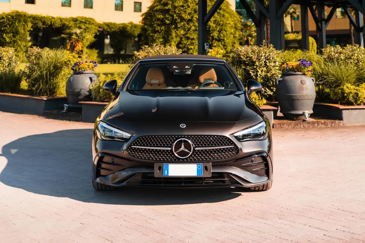 Mercedes Benz CLE 300 Cabriolet AMG Premium 2025, intérieur — Nice Super Car Rental, Nice. La Mercedes Benz CLE 300 Cabriolet AMG Premium (2025) s'adresse à ceux qui veulent un…