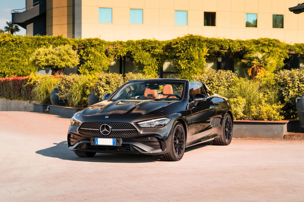 Mercedes Benz CLE 300 Cabriolet AMG Premium 2025, tableau de bord — Nice Super Car Rental, Nice. La Mercedes Benz CLE 300 Cabriolet AMG Premium (2025) s'adresse à ceux qui veulent un…