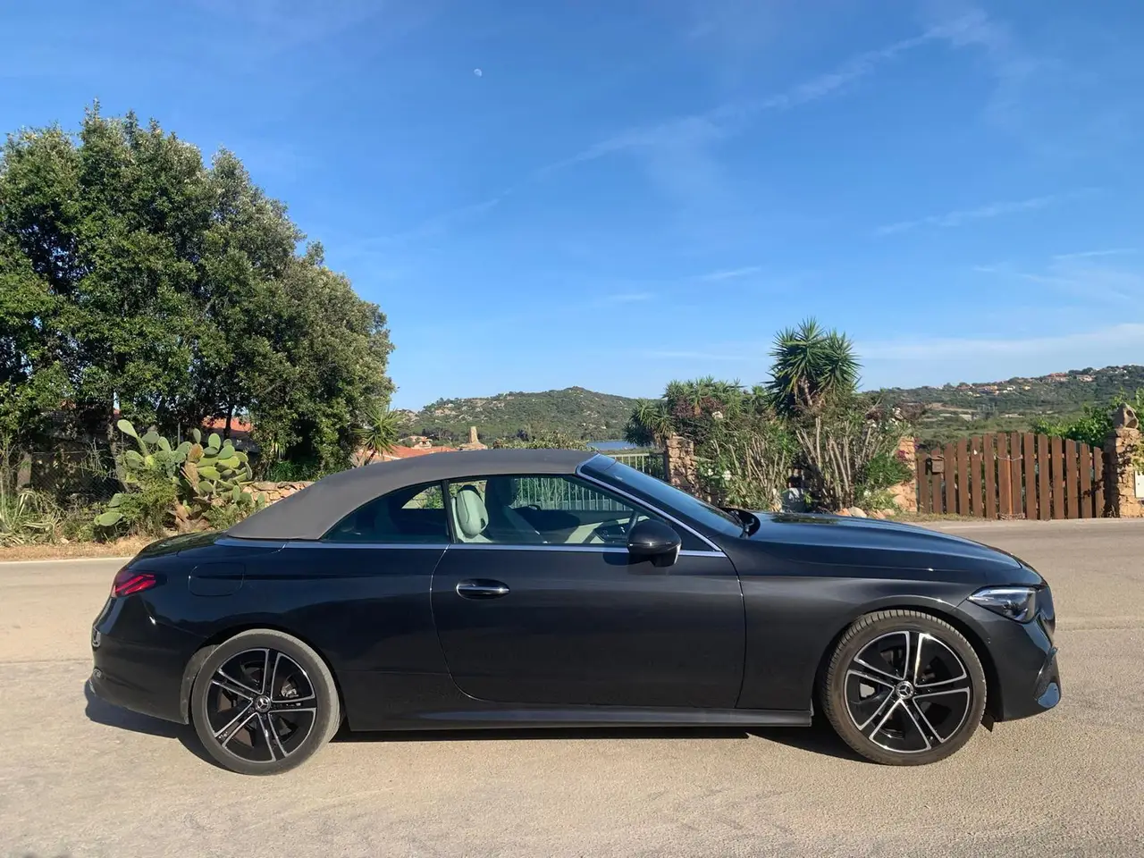 Mercedes Benz CLE Cabrio 2025, внешний вид — Nice Super Car Rental, Ницца. 2025 Mercedes Benz CLE Cabrio на четыре места — вариант для тех, кто выбирает кабриолет…