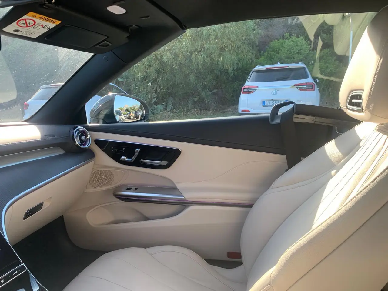 Mercedes Benz CLE Cabrio 2025, вид спереди — Nice Super Car Rental, Ницца. 2025 Mercedes Benz CLE Cabrio на четыре места — вариант для тех, кто выбирает кабриолет…