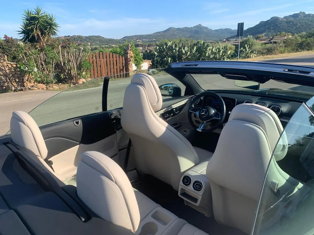 Mercedes Benz CLE Cabrio 2025, салон — Nice Super Car Rental, Ницца. 2025 Mercedes Benz CLE Cabrio на четыре места — вариант для тех, кто выбирает кабриолет…