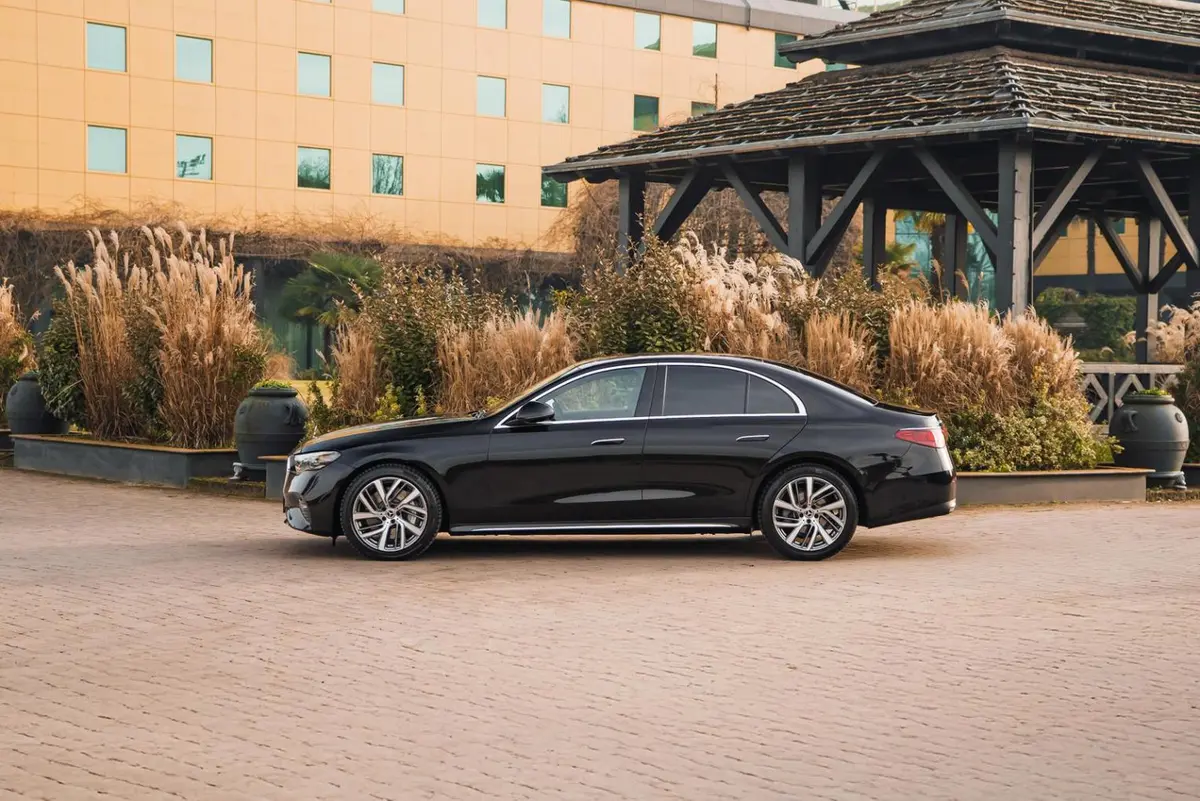 Mercedes Benz E-klasse 220d Premium Plus 2026, внешний вид — Nice Super Car Rental, Ницца. Mercedes-Benz E-klasse 220d Premium Plus 2026 года — это машина для тех, кому важен…