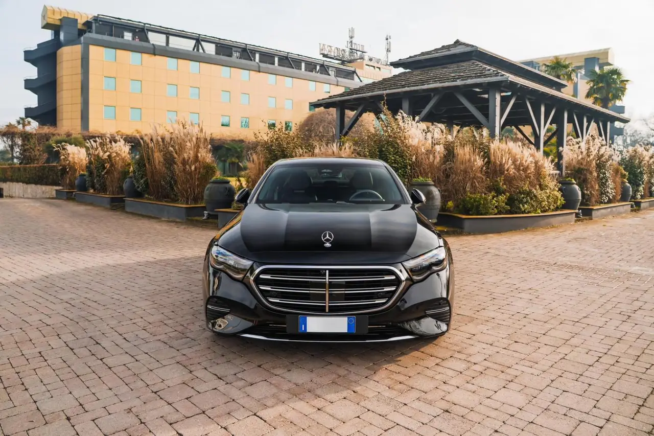 Mercedes Benz E-klasse 220d Premium Plus 2026, вид спереди — Nice Super Car Rental, Ницца. Mercedes-Benz E-klasse 220d Premium Plus 2026 года — это машина для тех, кому важен…