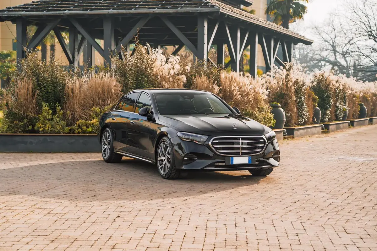 Mercedes Benz E-klasse 220d Premium Plus 2026, вид сзади — Nice Super Car Rental, Ницца. Mercedes-Benz E-klasse 220d Premium Plus 2026 года — это машина для тех, кому важен…