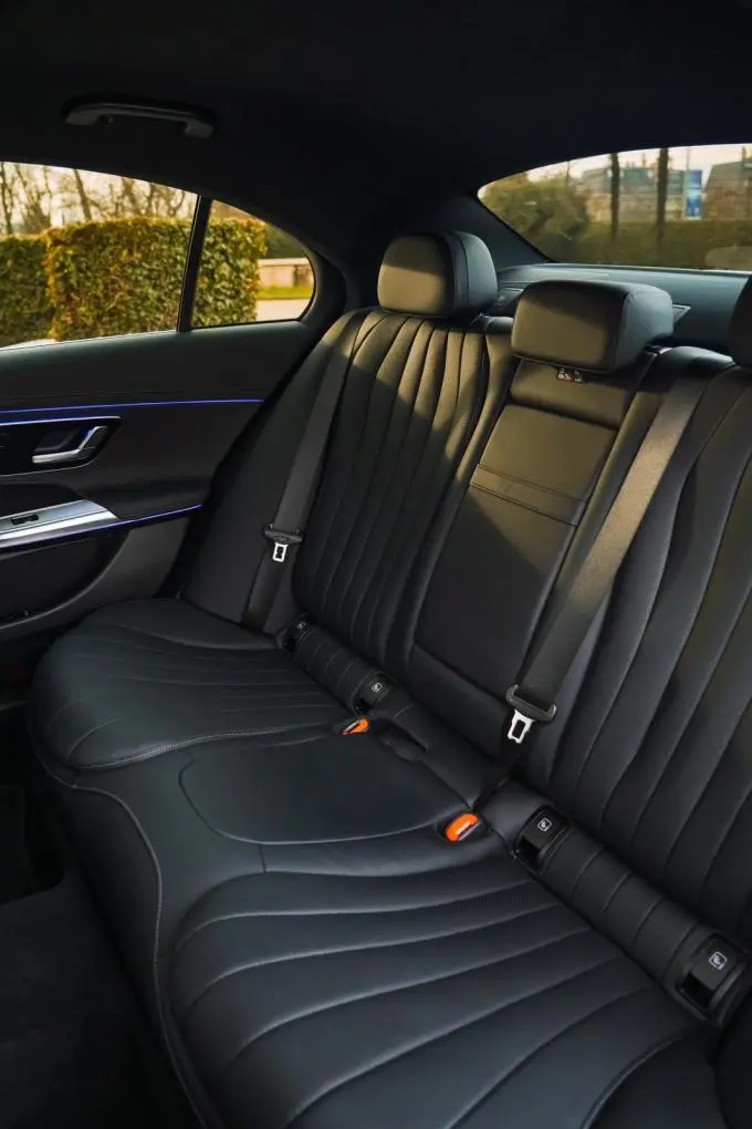 Mercedes Benz E-klasse 220d Premium Plus 2026, салон — Nice Super Car Rental, Ницца. Mercedes-Benz E-klasse 220d Premium Plus 2026 года — это машина для тех, кому важен…