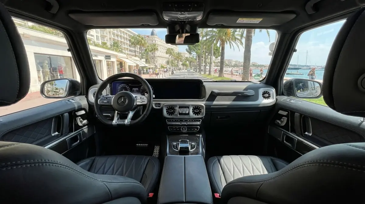 Mercedes Benz G63 2023, intérieur — Nice Super Car Rental, Nice. Le Mercedes-Benz G63 impose son gabarit carré et sa ligne verticale reconnaissable entre…