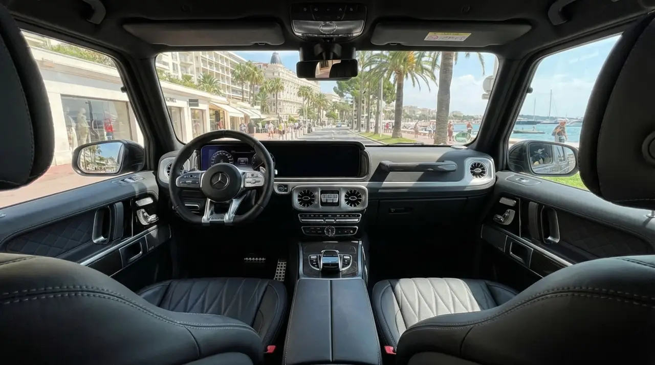 Mercedes Benz G63 2023, intérieur — Nice Super Car Rental, Nice. Le Mercedes-Benz G63 impose son gabarit carré et sa ligne verticale reconnaissable entre…