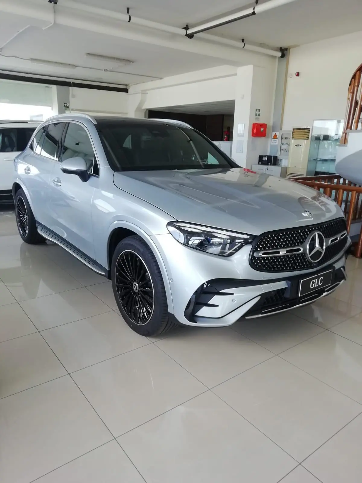 Mercedes Benz GLC 2025, vue arrière — Nice Super Car Rental, Nice. Le Mercedes Benz GLC 2025 s'adresse à ceux qui recherchent un SUV compact, silencieux et…
