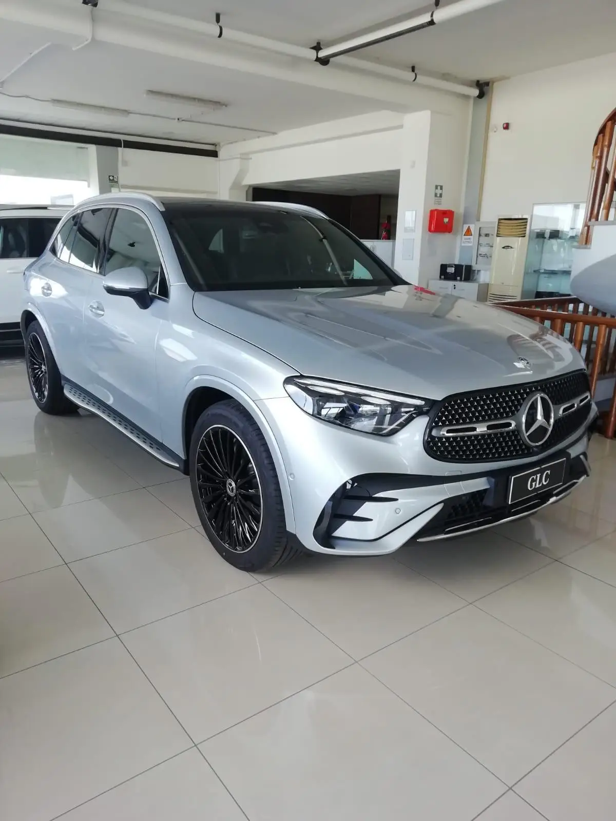 Mercedes Benz GLC 2025, vue arrière — Nice Super Car Rental, Nice. Le Mercedes Benz GLC 2025 s'adresse à ceux qui recherchent un SUV compact, silencieux et…