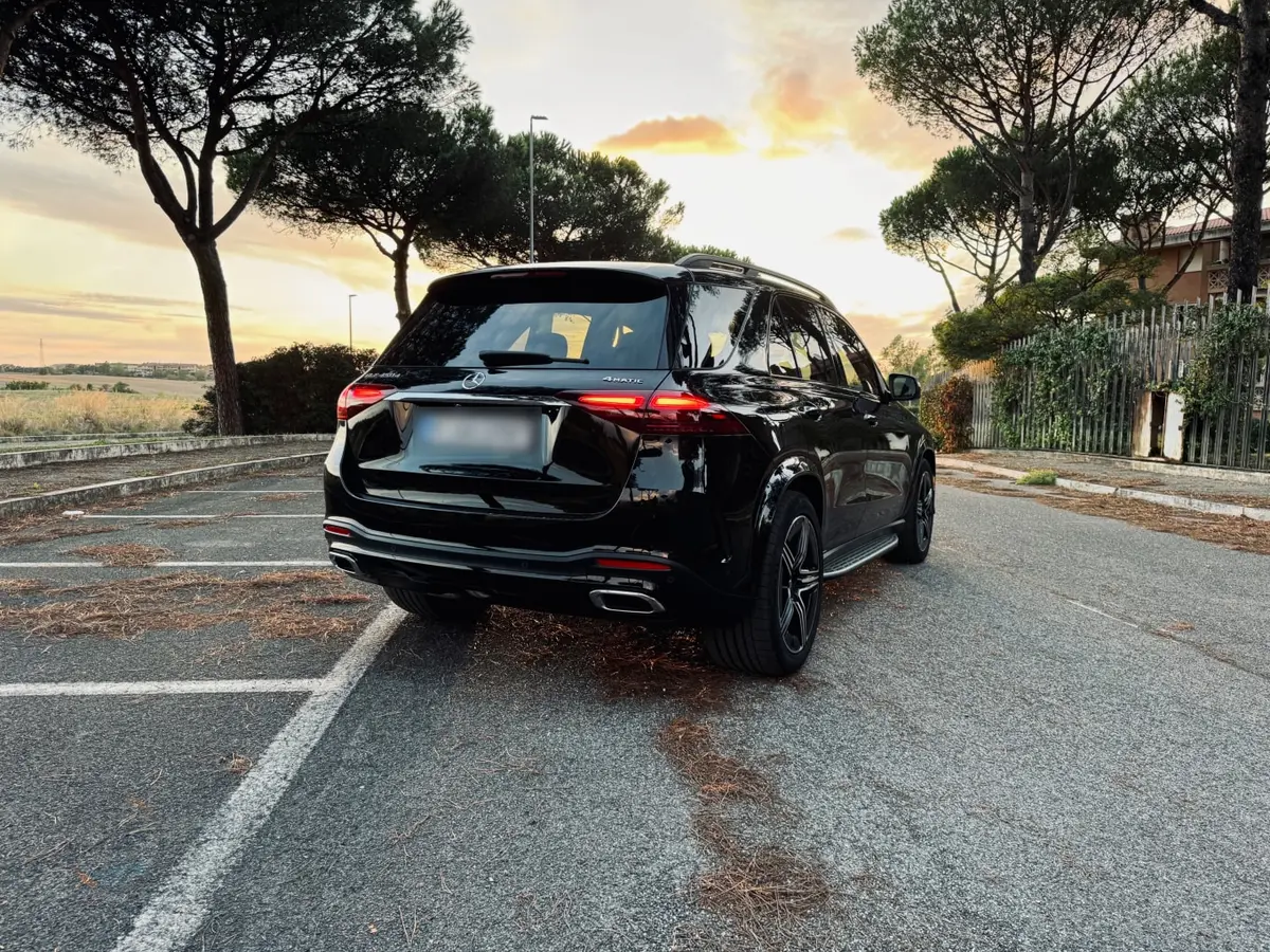 Mercedes Benz GLE 450 AMG 2024, vue arrière — Nice Super Car Rental, Nice. Le Mercedes-Benz GLE 450 AMG conjugue le gabarit d'un SUV cinq places avec la…