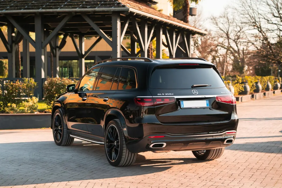 Mercedes Benz GLS-klasse 350 D Exclusive 7 Posti 2025, extérieur — Nice Super Car Rental, Nice. Le Mercedes-Benz GLS 350 d Exclusive 7 Places, millésime 2025, s'impose par ses…