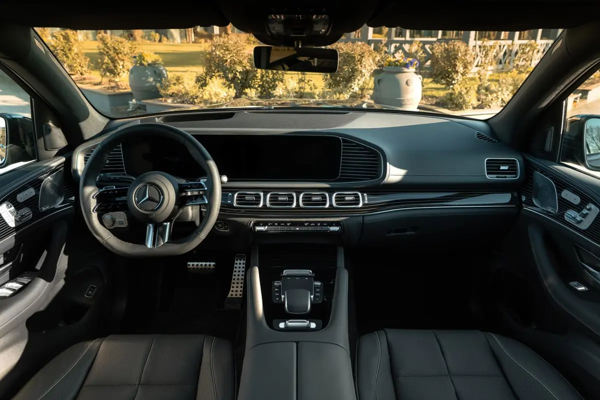 Mercedes Benz GLS-klasse 350 D Exclusive 7 Posti 2025, vue avant — Nice Super Car Rental, Nice. Le Mercedes-Benz GLS 350 d Exclusive 7 Places, millésime 2025, s'impose par ses…