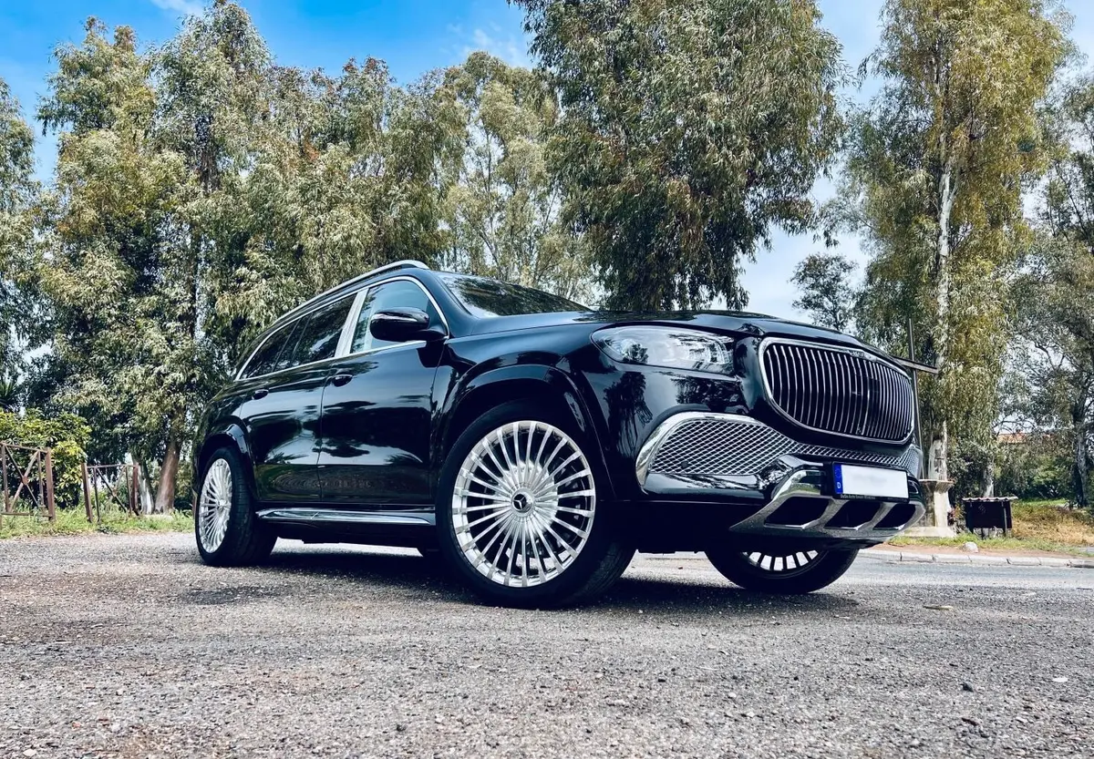 Mercedes Benz GLS Maybach 2022, exterior — Nice Super Car Rental, Niza. El Mercedes Benz GLS Maybach 2022 es un todoterreno de lujo pensado para quienes…