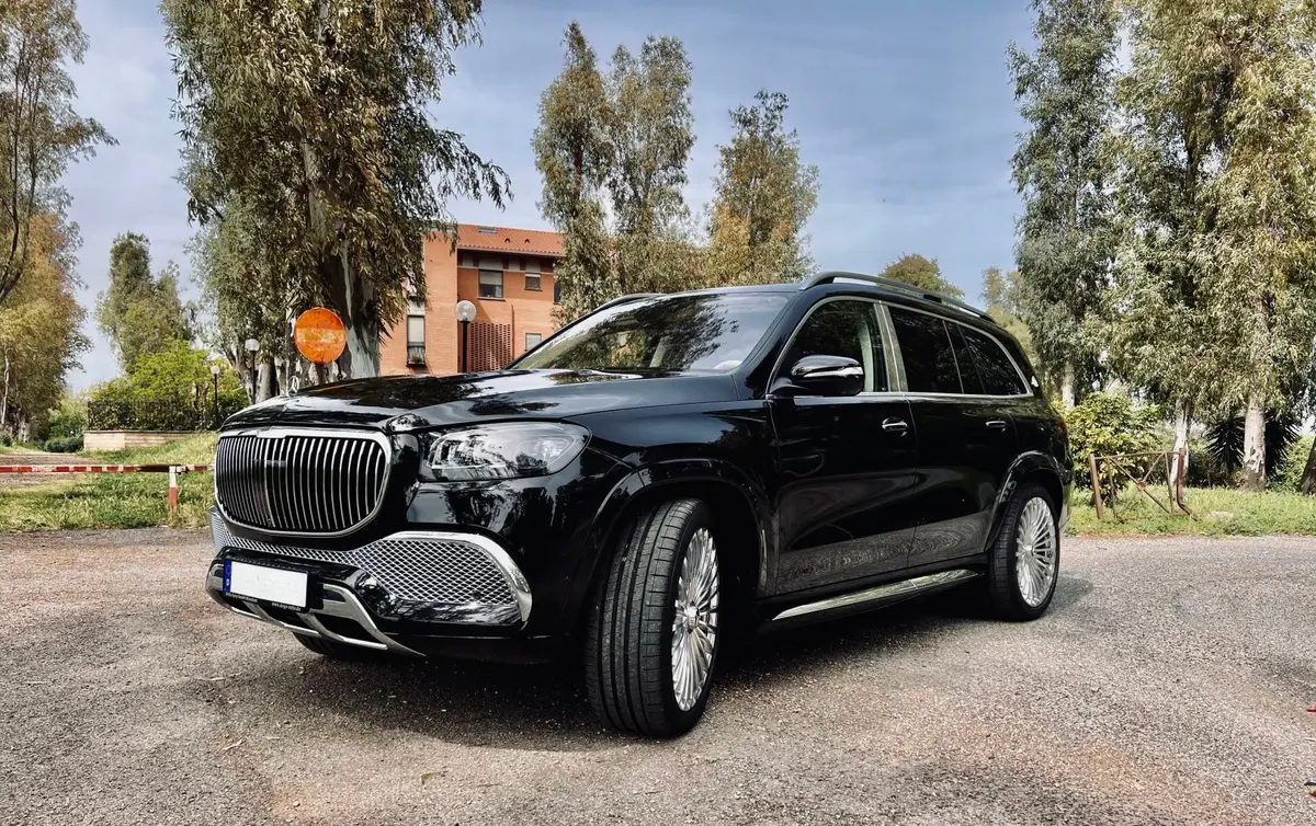 Mercedes Benz GLS Maybach 2022 — Nice Super Car Rental, Niza. El Mercedes Benz GLS Maybach 2022 es un todoterreno de lujo pensado para quienes…