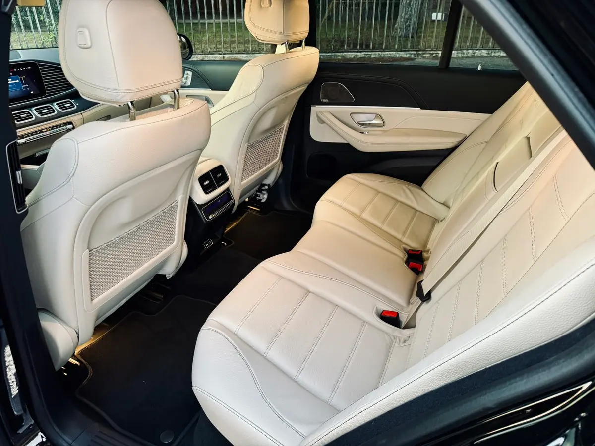Mercedes Benz GLS Maybach 2022, vista frontal — Nice Super Car Rental, Niza. El Mercedes Benz GLS Maybach 2022 es un todoterreno de lujo pensado para quienes…