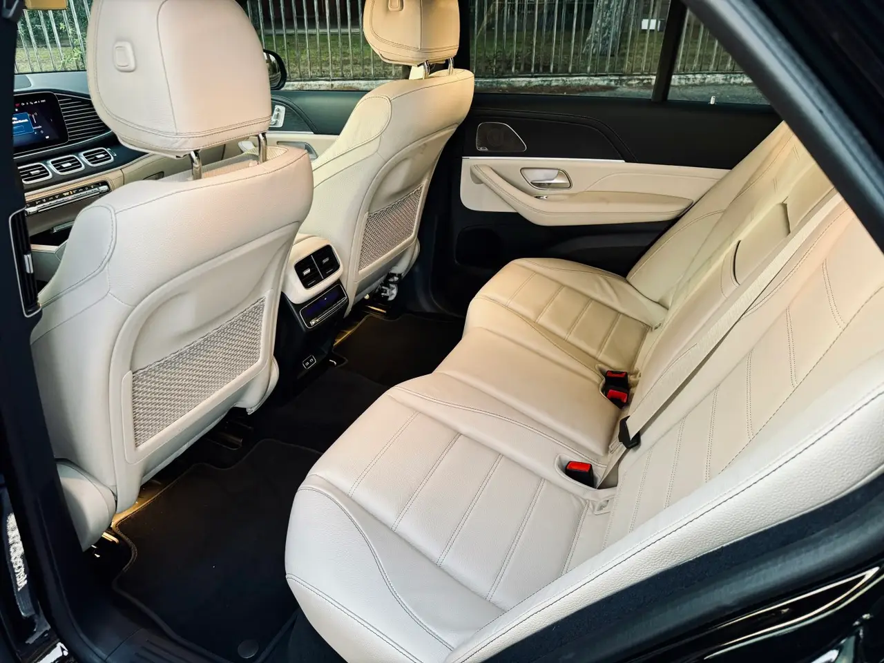 Mercedes Benz GLS Maybach 2022, vista frontal — Nice Super Car Rental, Niza. El Mercedes Benz GLS Maybach 2022 es un todoterreno de lujo pensado para quienes…