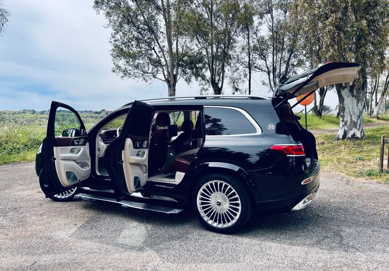 Mercedes Benz GLS Maybach 2022, vista trasera — Nice Super Car Rental, Niza. El Mercedes Benz GLS Maybach 2022 es un todoterreno de lujo pensado para quienes…