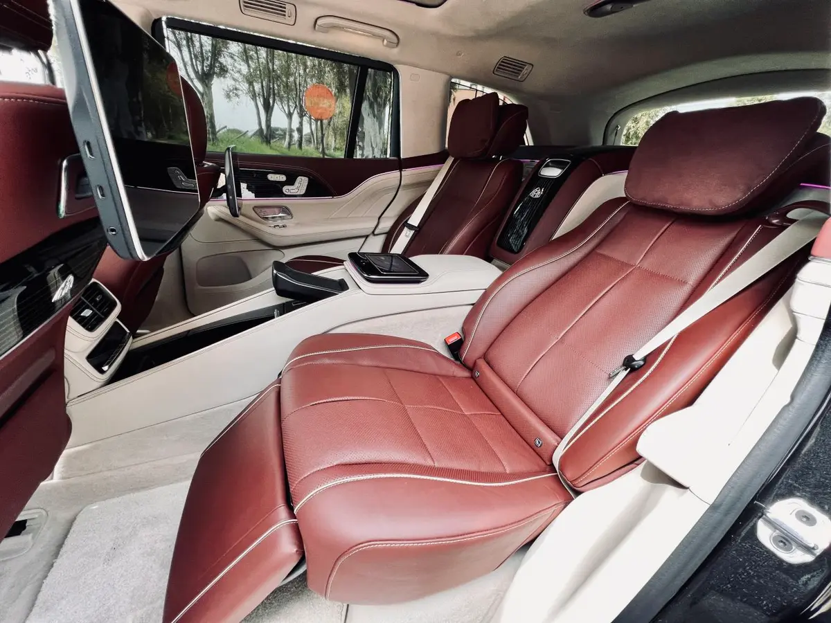 Mercedes Benz GLS Maybach 2022, interior — Nice Super Car Rental, Niza. El Mercedes Benz GLS Maybach 2022 es un todoterreno de lujo pensado para quienes…