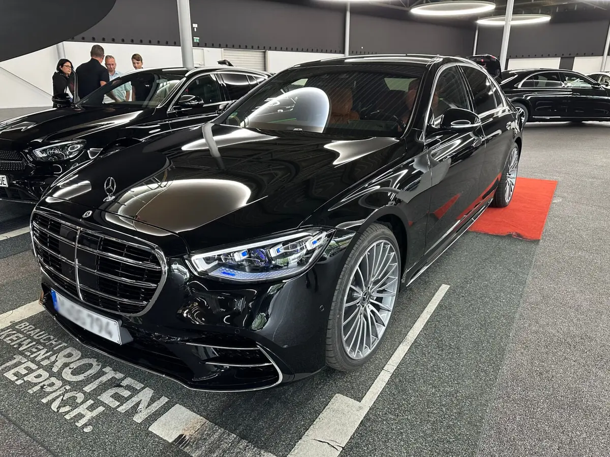 Mercedes Benz S-klasse S400 Long 4-Matic 2023 — Nice Super Car Rental, Nice. La Mercedes-Benz S-Klasse S400 Long 4-Matic de 2023 représente l'aboutissement du confort…