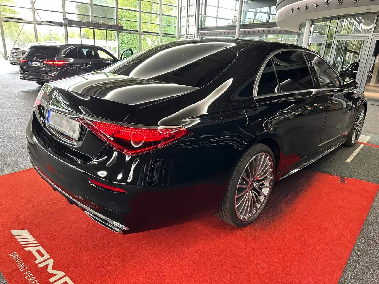 Mercedes Benz S-klasse S400 Long 4-Matic 2023, extérieur — Nice Super Car Rental, Nice. La Mercedes-Benz S-Klasse S400 Long 4-Matic de 2023 représente l'aboutissement du confort…