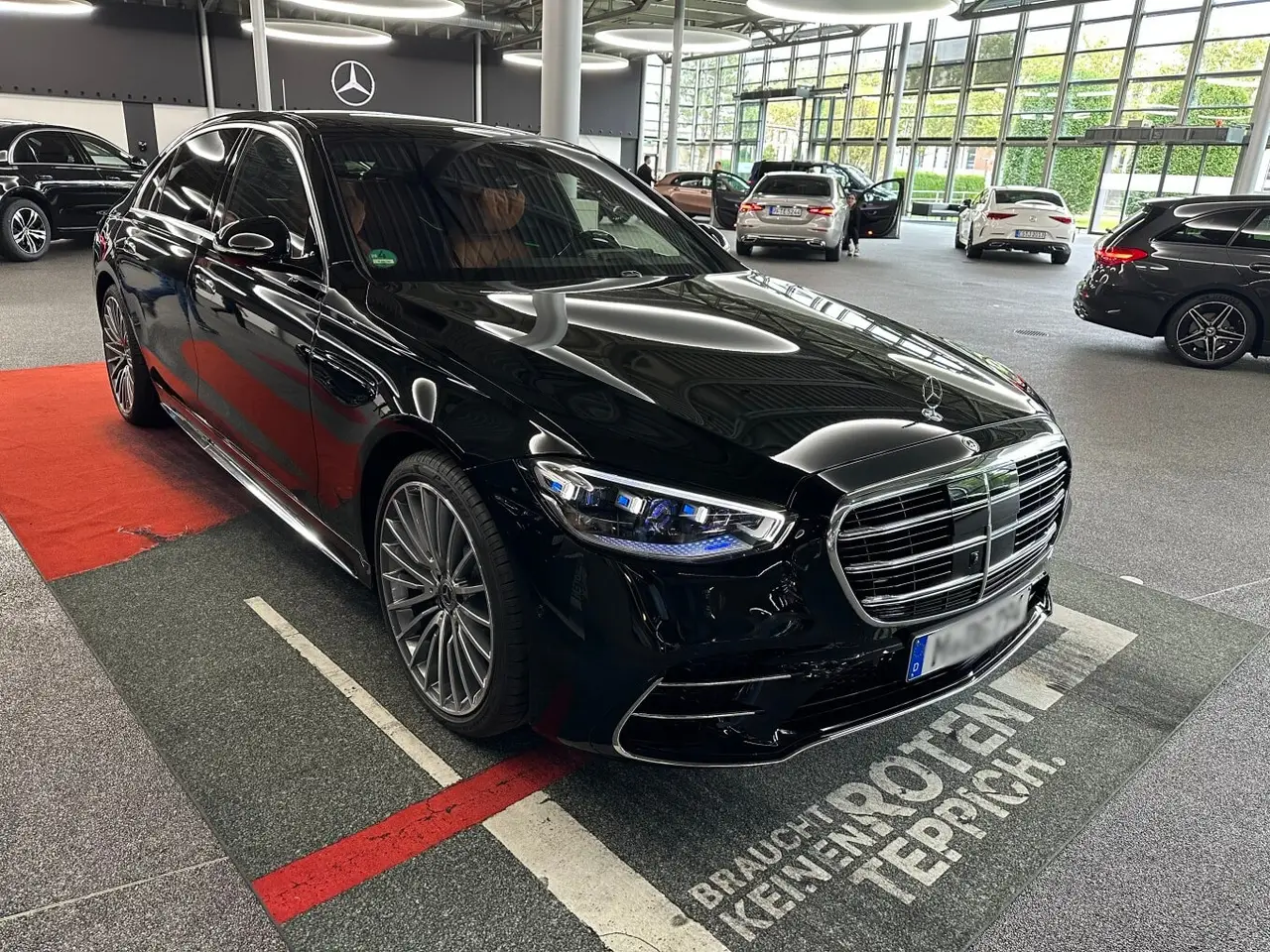 Mercedes Benz S-klasse S400 Long 4-Matic 2023, vue avant — Nice Super Car Rental, Nice. La Mercedes-Benz S-Klasse S400 Long 4-Matic de 2023 représente l'aboutissement du confort…