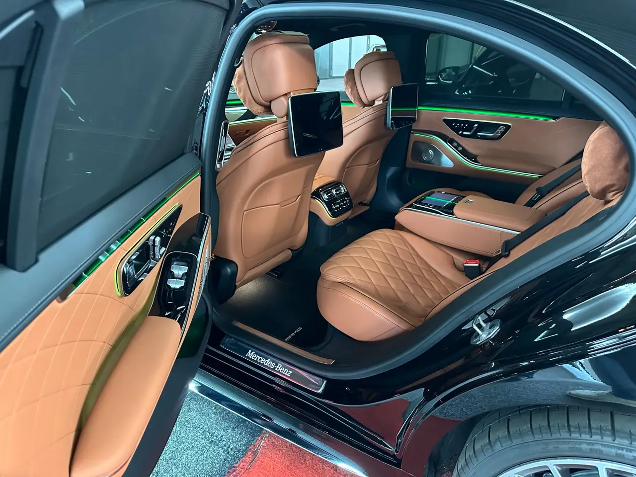Mercedes Benz S-klasse S400 Long 4-Matic 2023, vue arrière — Nice Super Car Rental, Nice. La Mercedes-Benz S-Klasse S400 Long 4-Matic de 2023 représente l'aboutissement du confort…