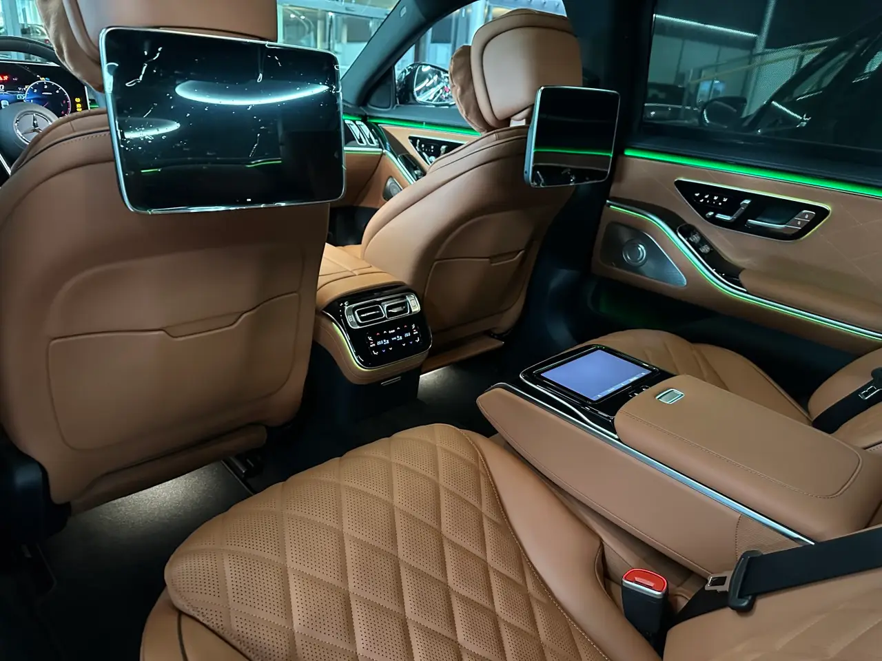Mercedes Benz S-klasse S400 Long 4-Matic 2023, intérieur — Nice Super Car Rental, Nice. La Mercedes-Benz S-Klasse S400 Long 4-Matic de 2023 représente l'aboutissement du confort…
