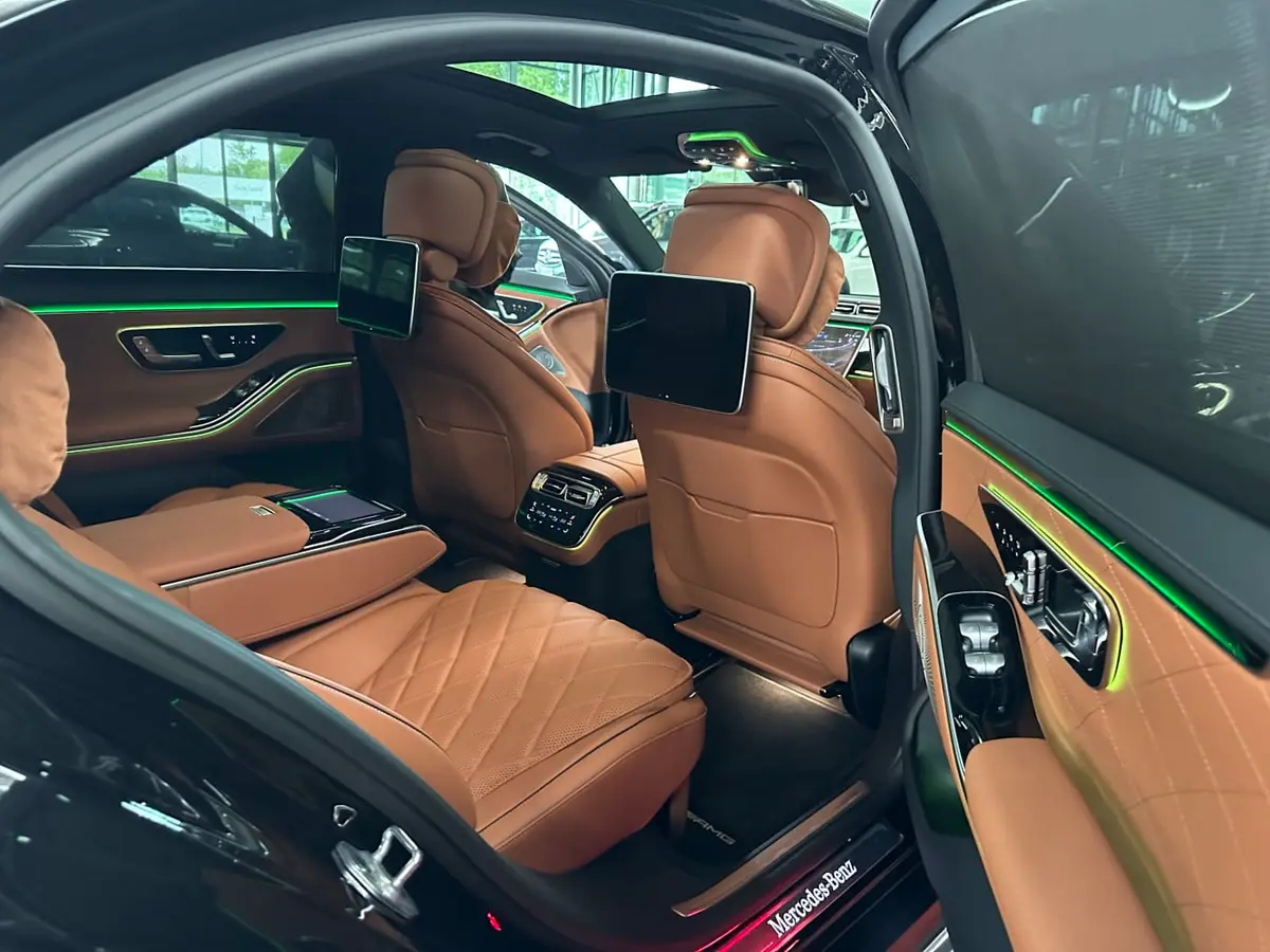 Mercedes Benz S-klasse S400 Long 4-Matic 2023, tableau de bord — Nice Super Car Rental, Nice. La Mercedes-Benz S-Klasse S400 Long 4-Matic de 2023 représente l'aboutissement du confort…