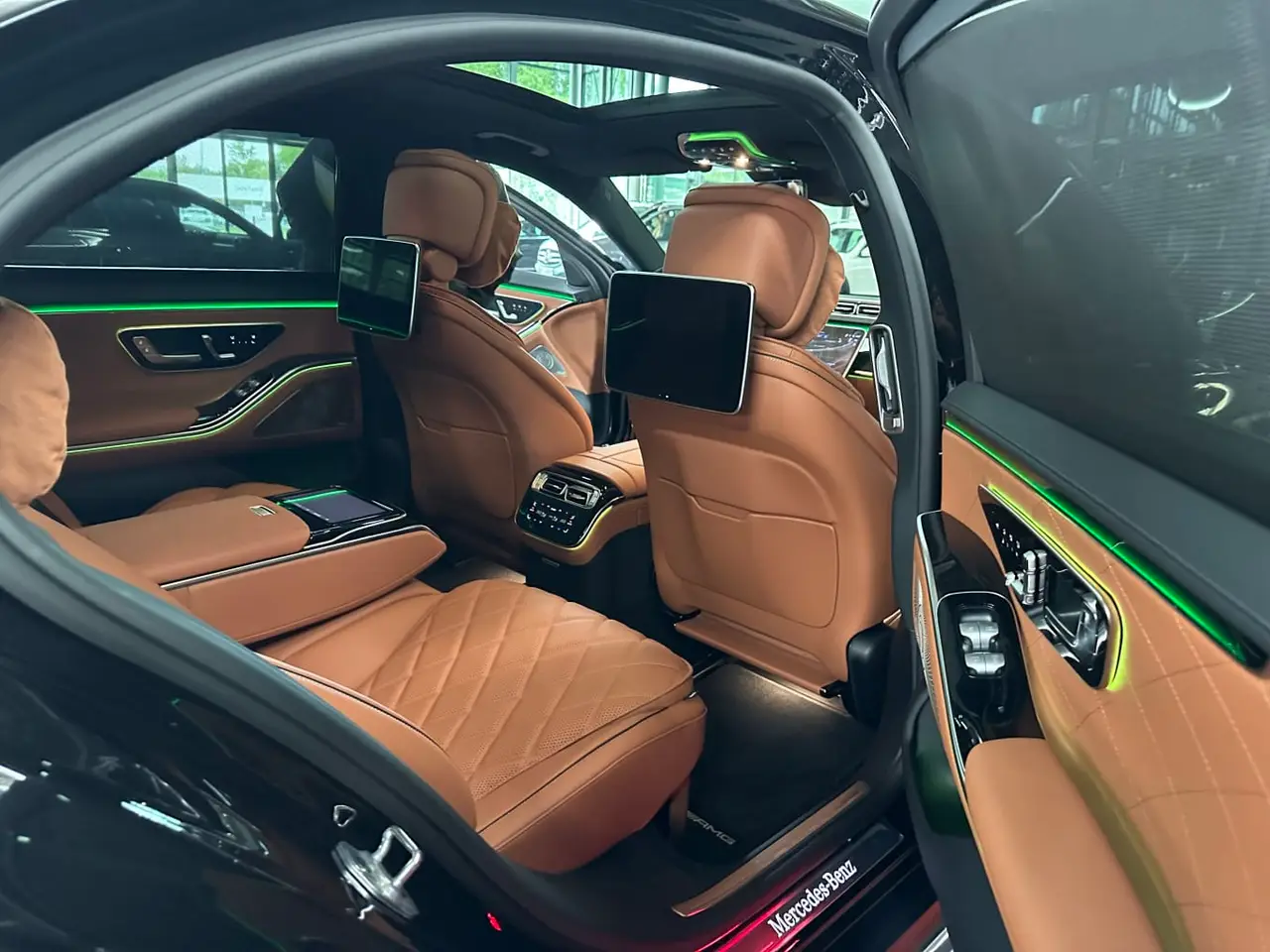 Mercedes Benz S-klasse S400 Long 4-Matic 2023, tableau de bord — Nice Super Car Rental, Nice. La Mercedes-Benz S-Klasse S400 Long 4-Matic de 2023 représente l'aboutissement du confort…