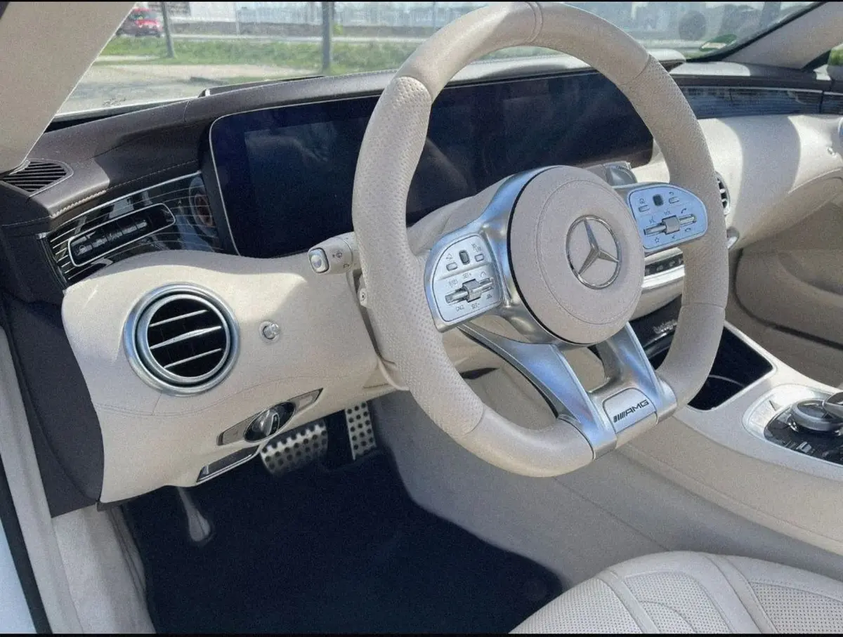 Mercedes Benz S560 Cabrio 2021, extérieur — Nice Super Car Rental, Nice. La Mercedes Benz S560 Cabrio de 2021 appartient à une catégorie à part : celle des…
