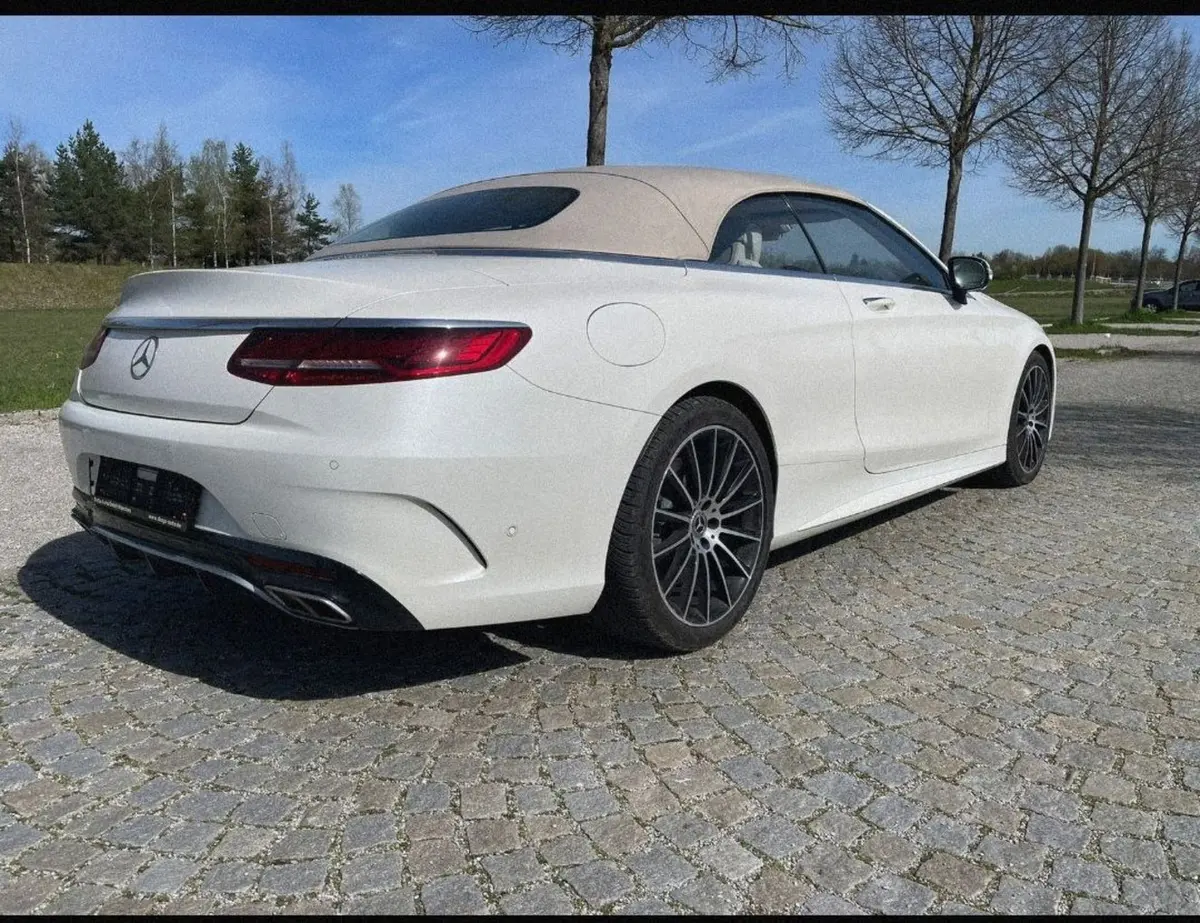 Mercedes Benz S560 Cabrio 2021, vue arrière — Nice Super Car Rental, Nice. La Mercedes Benz S560 Cabrio de 2021 appartient à une catégorie à part : celle des…