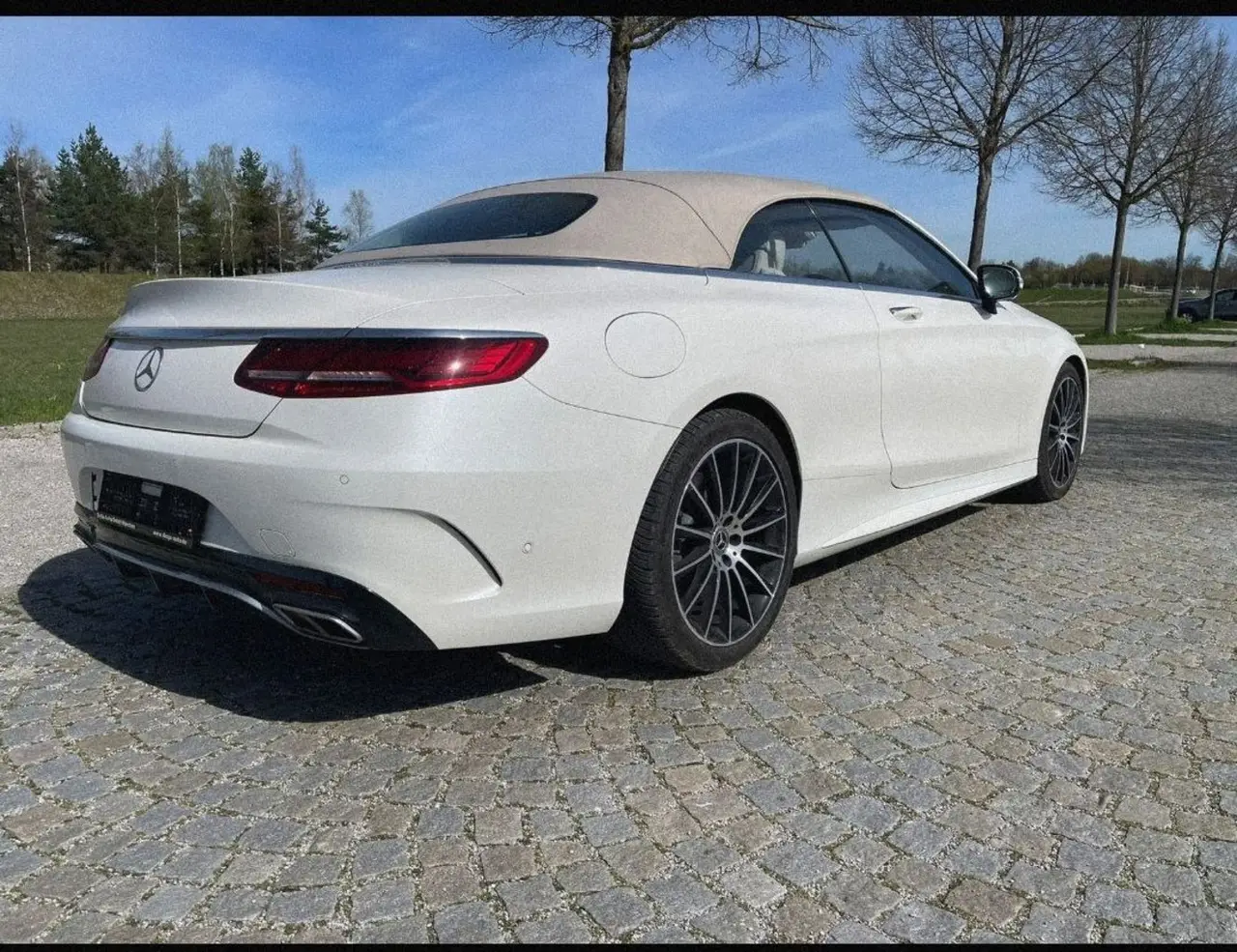 Mercedes Benz S560 Cabrio 2021, vue arrière — Nice Super Car Rental, Nice. La Mercedes Benz S560 Cabrio de 2021 appartient à une catégorie à part : celle des…