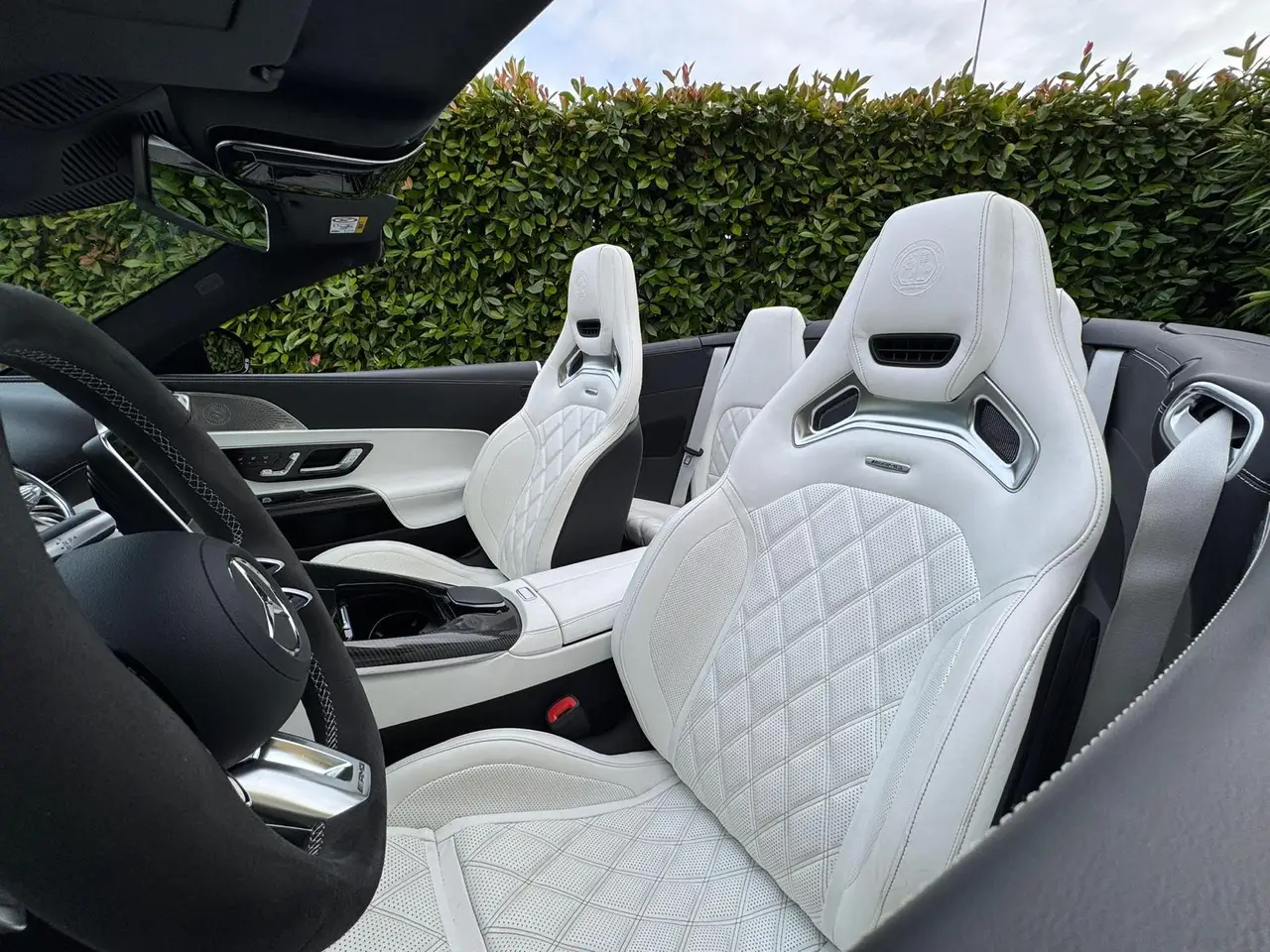 Mercedes Benz SL 63 AMG 2025, extérieur — Nice Super Car Rental, Nice. La Mercedes-Benz SL 63 AMG 2025 conserve l'architecture propre aux GT décapotables de la…