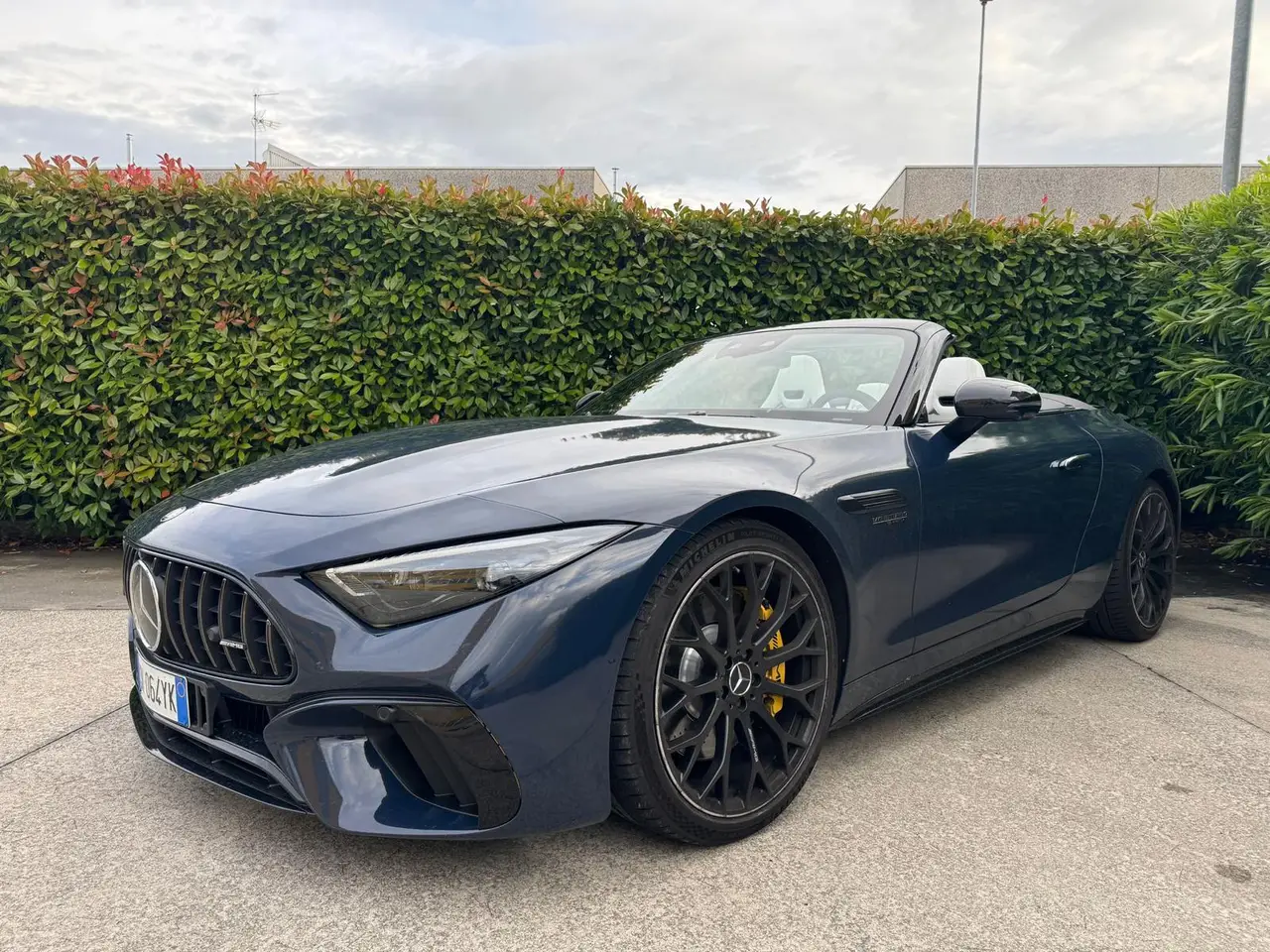Mercedes Benz SL 63 AMG 2025, vue arrière — Nice Super Car Rental, Nice. La Mercedes-Benz SL 63 AMG 2025 conserve l'architecture propre aux GT décapotables de la…