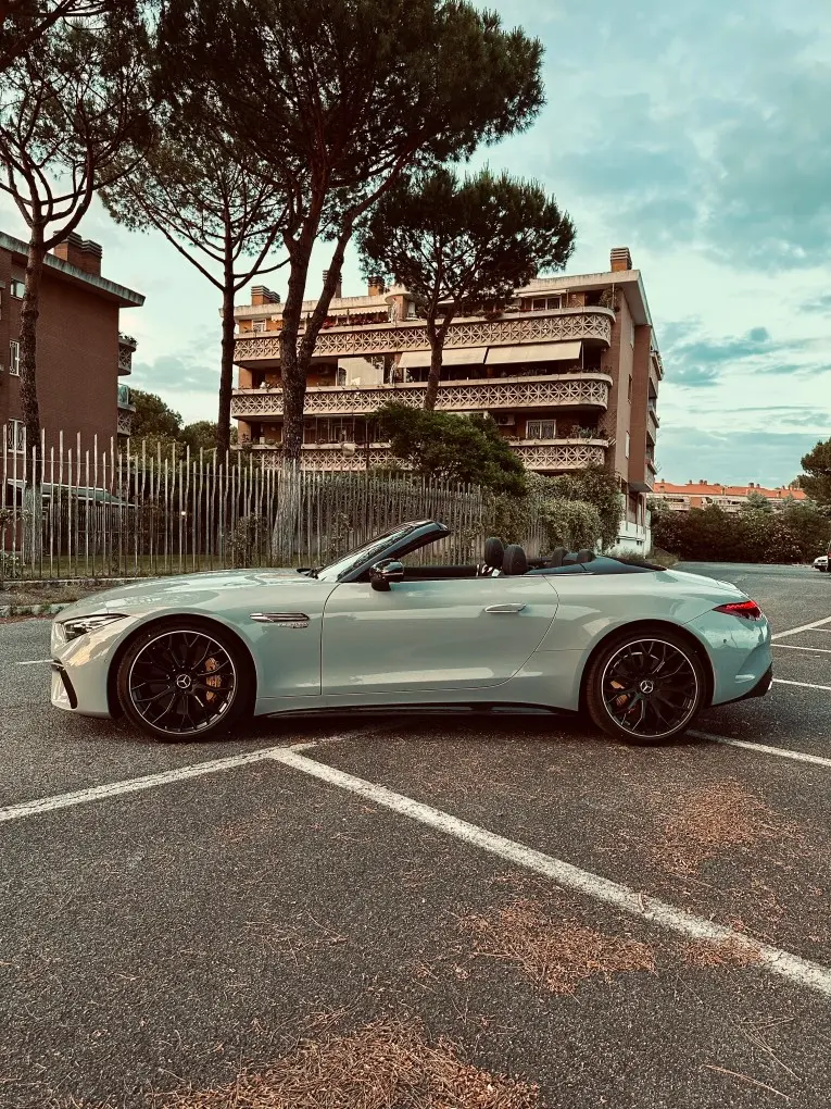 Mercedes Benz SL63 Cabrio 2023, extérieur — Nice Super Car Rental, Nice. La Mercedes-Benz SL63 Cabrio 2023 associe une puissance de 585 chevaux à une…