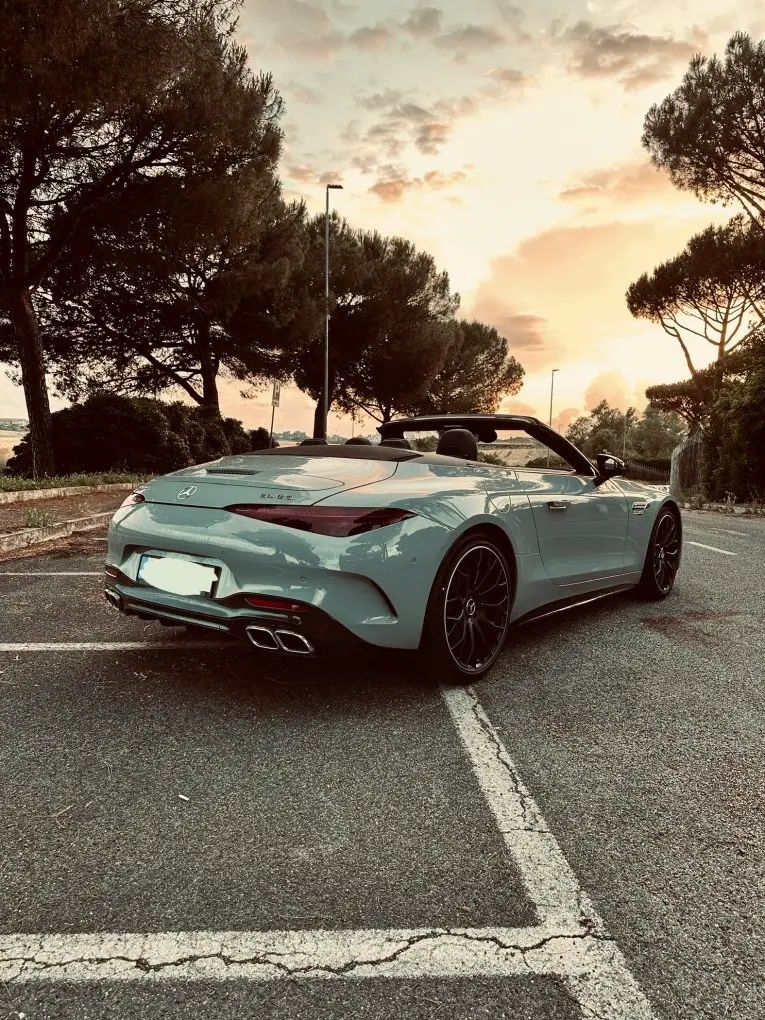 Mercedes Benz SL63 Cabrio 2023, vue arrière — Nice Super Car Rental, Nice. La Mercedes-Benz SL63 Cabrio 2023 associe une puissance de 585 chevaux à une…