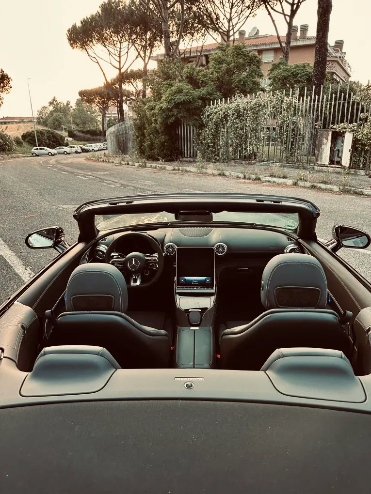 Mercedes Benz SL63 Cabrio 2023, intérieur — Nice Super Car Rental, Nice. La Mercedes-Benz SL63 Cabrio 2023 associe une puissance de 585 chevaux à une…
